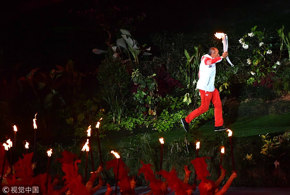 羽球天后点燃亚运主火炬塔