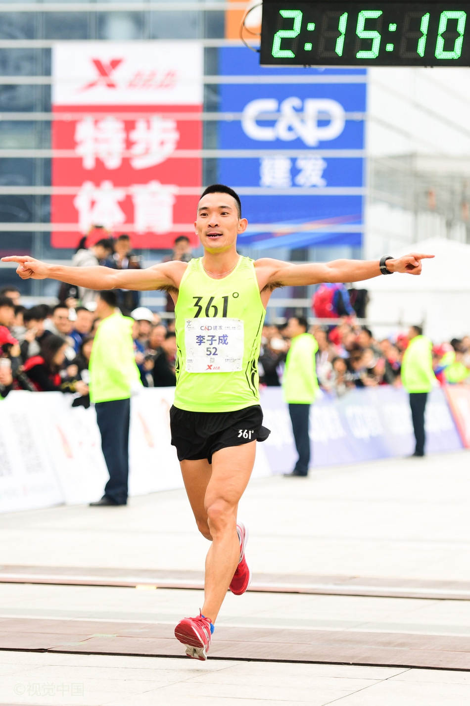 李子成夺厦马国内第一 冲线后霸气庆祝