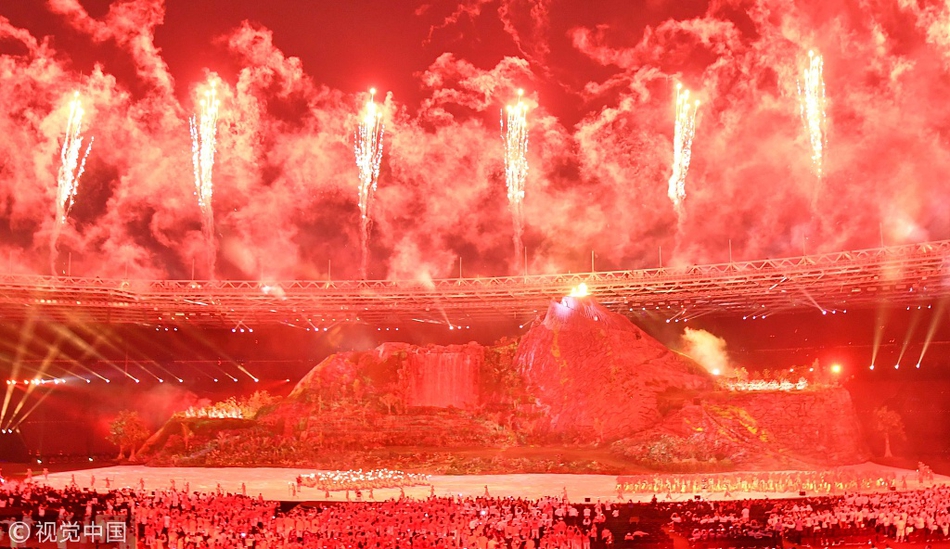 羽球天后点燃亚运主火炬塔