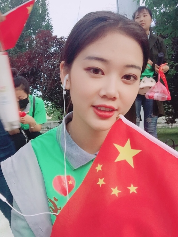 兰州马拉松美女志愿者抢眼