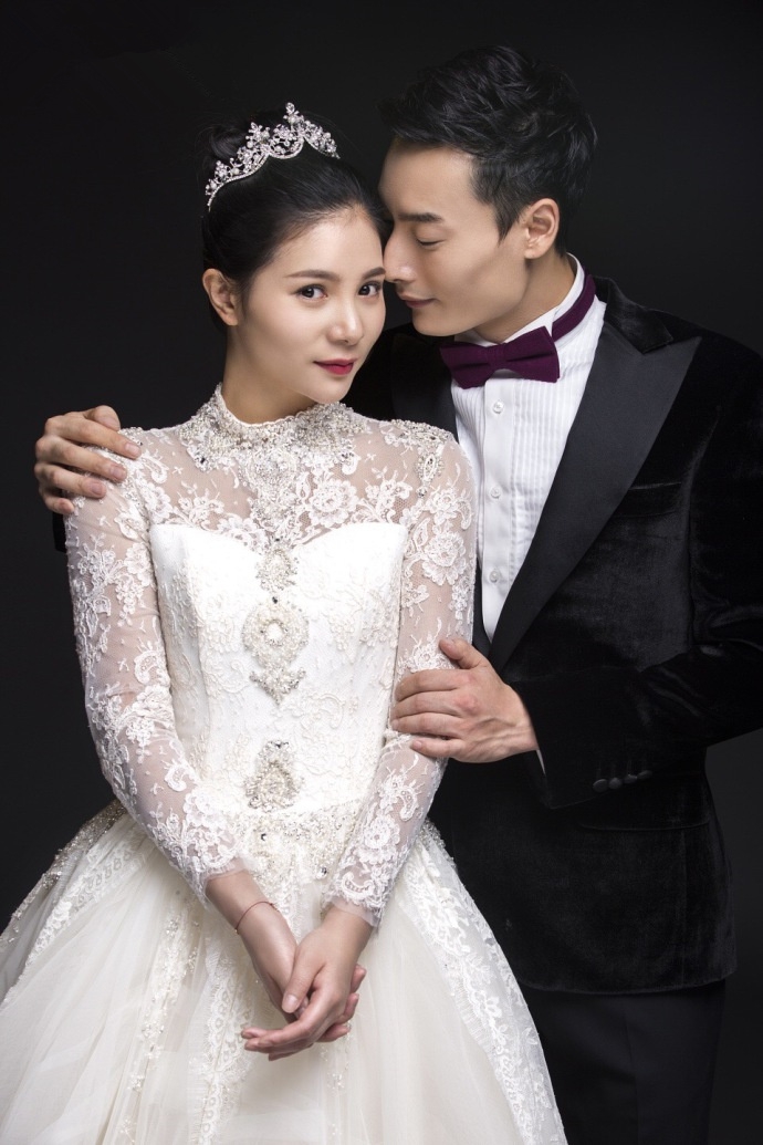 秦凯何姿西式婚照曝光 领奖台上甜蜜互视