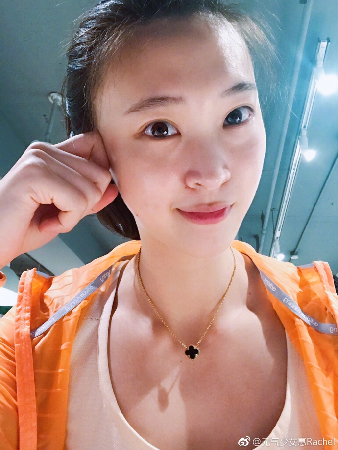 惠若琪微博狂晒自拍 网友:太萌了