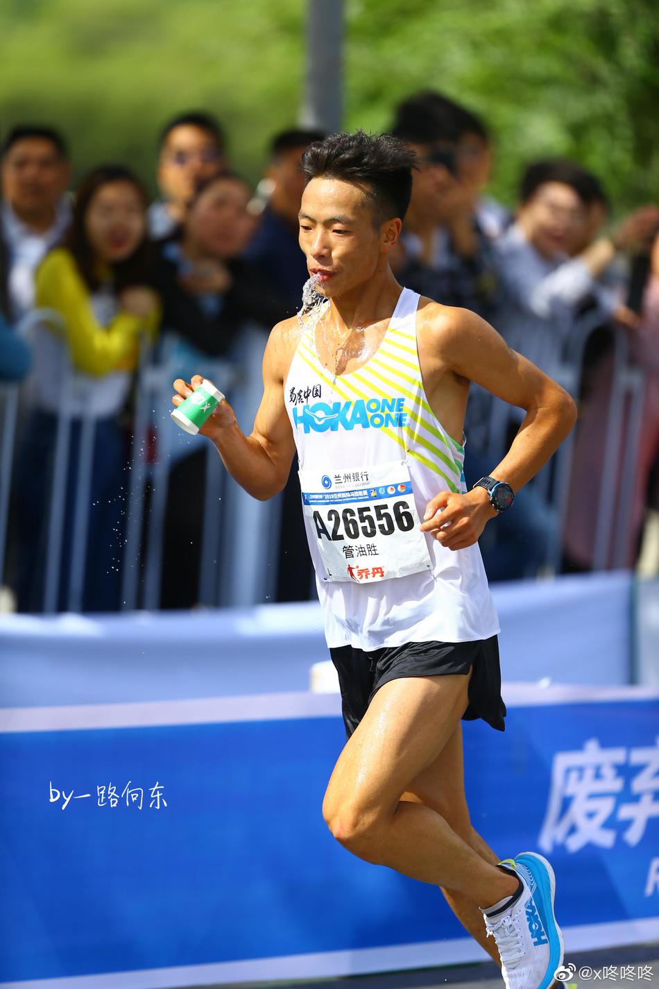 兰州马拉松管油胜奔跑瞬间