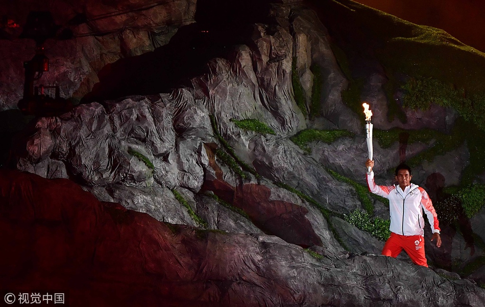 羽球天后点燃亚运主火炬塔