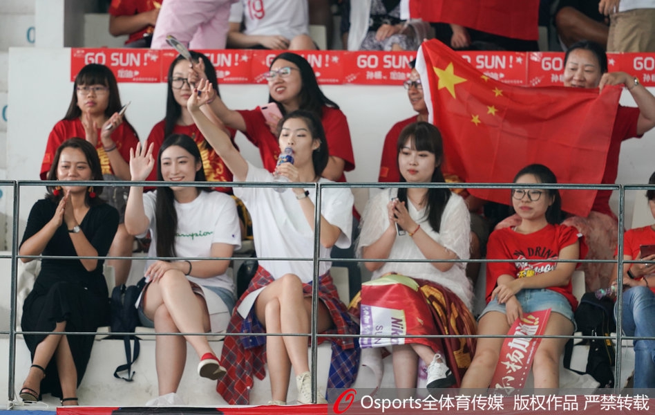 男子400米自由泳预赛 孙杨泳迷场边摇旗呐喊