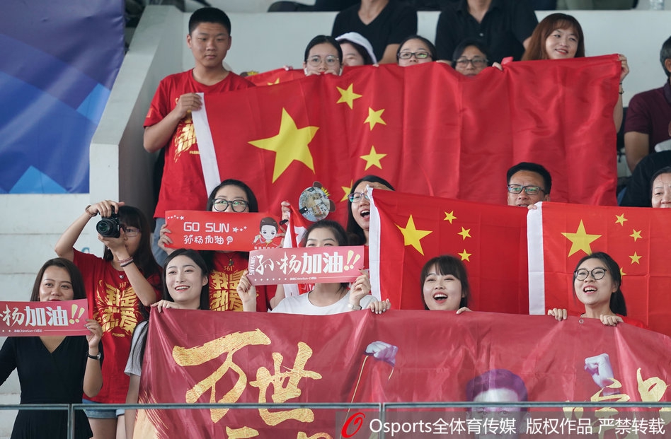 男子400米自由泳预赛 孙杨泳迷场边摇旗呐喊