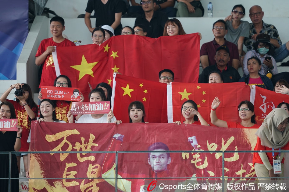 男子400米自由泳预赛 孙杨泳迷场边摇旗呐喊