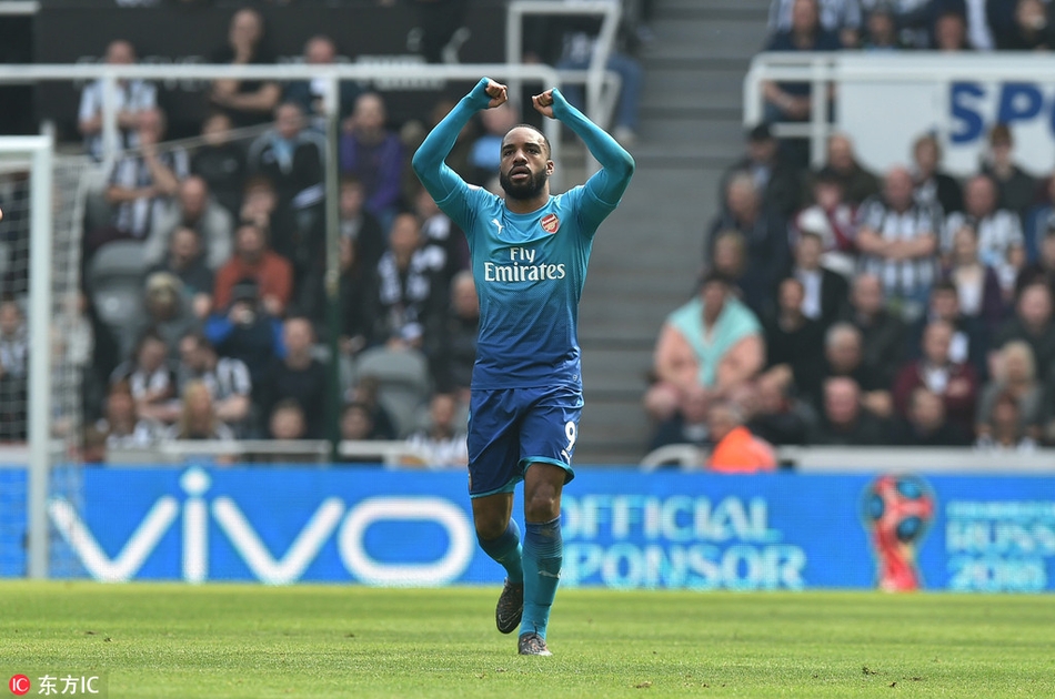 拉卡泽特庆祝进球