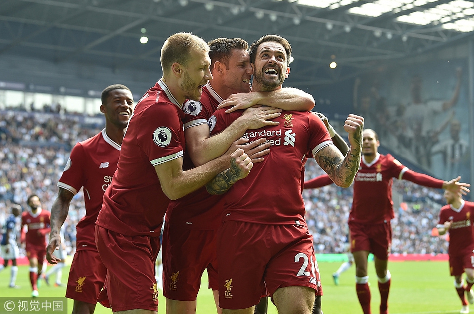 队友庆祝因斯破门