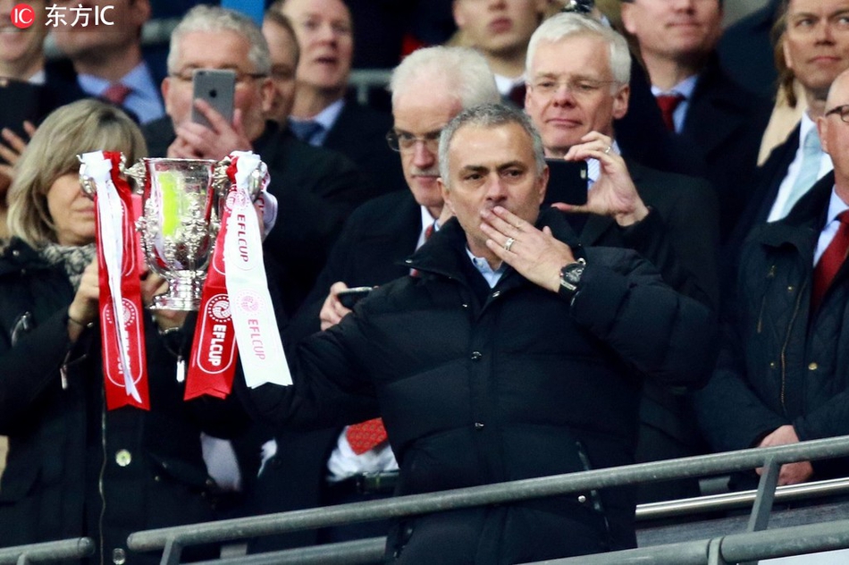 执教首个赛季捧起联赛杯