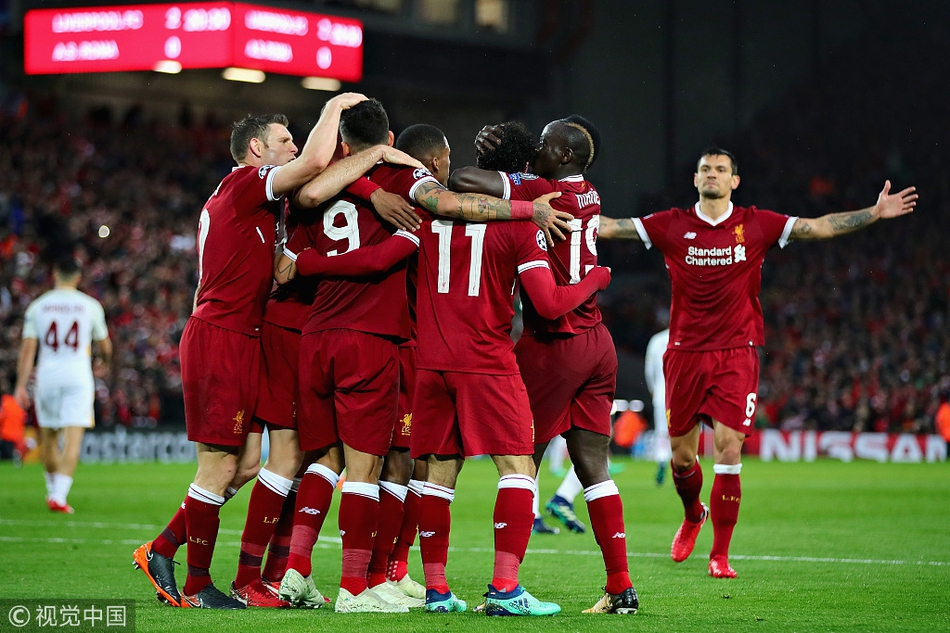 利物浦众将庆祝主场领先