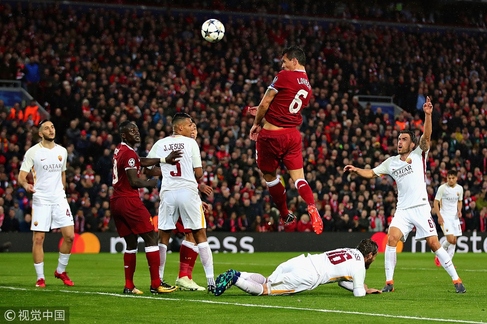 洛夫伦高高跃起头球攻门