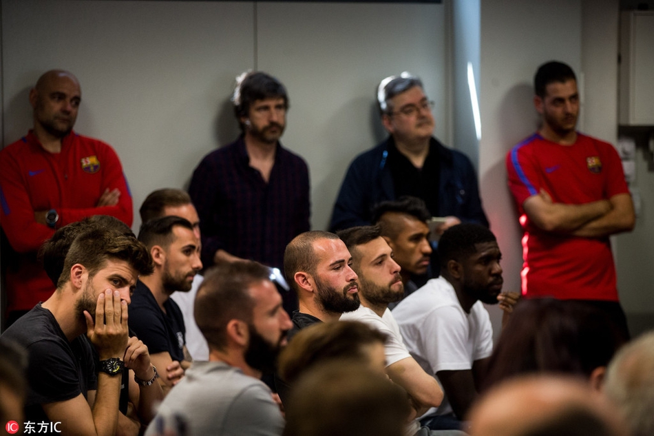 巴萨队友出席发布会