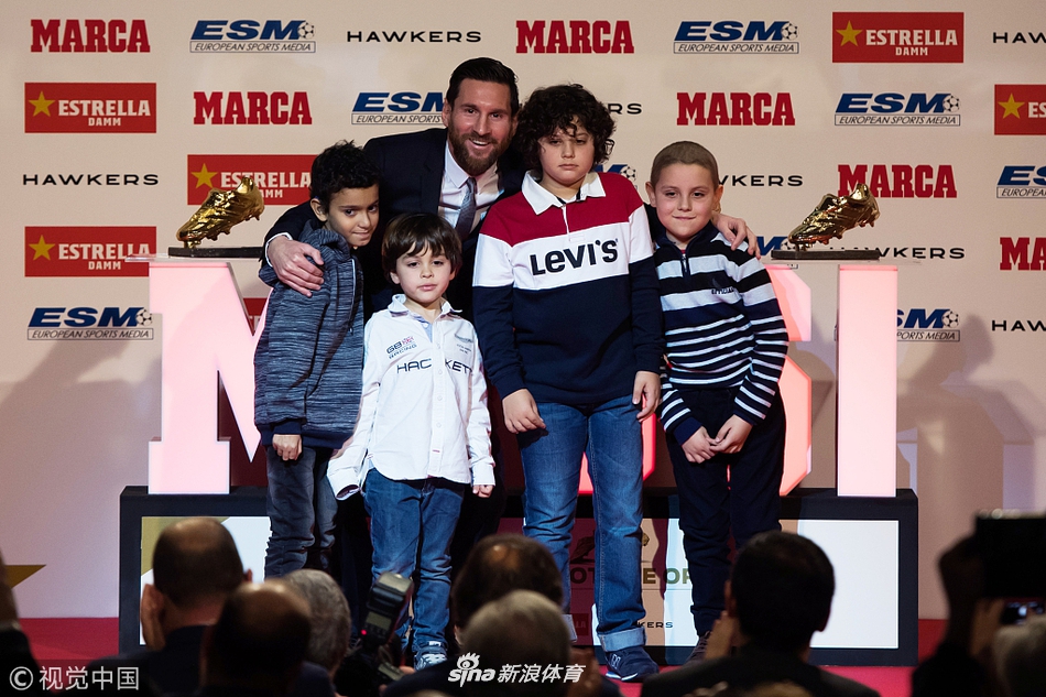 梅西领取个人第五座欧洲金靴奖杯