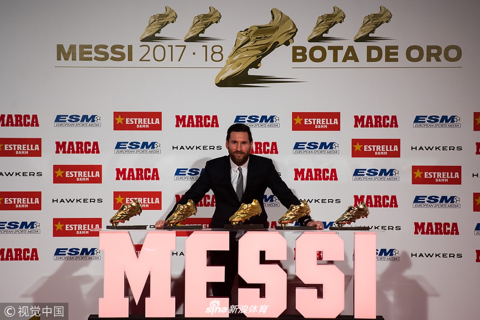 梅西领取个人第五座欧洲金靴奖杯