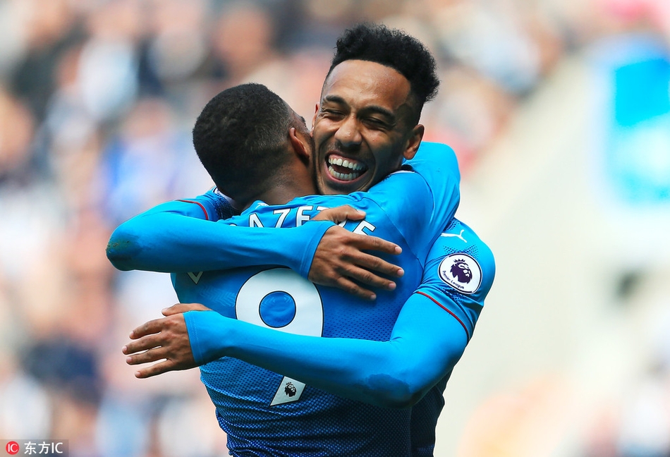 奥巴梅杨拥抱拉卡泽特