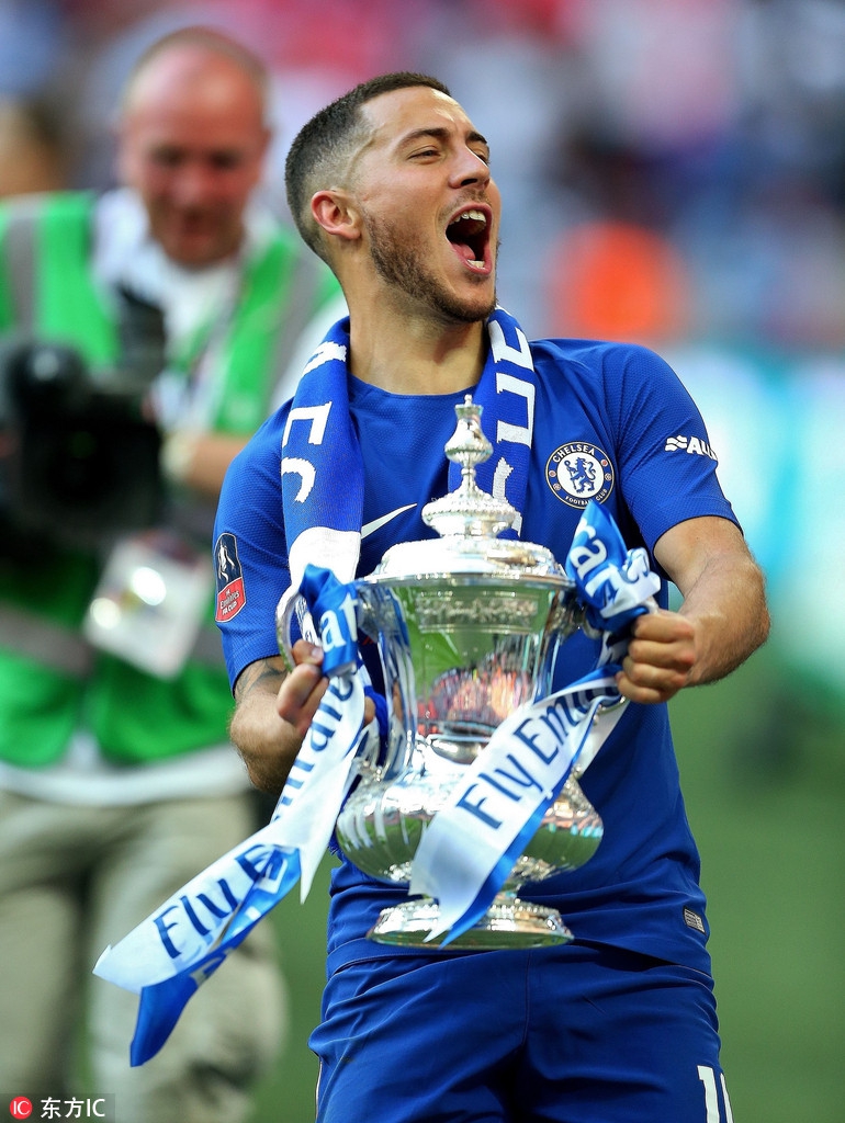 阿扎尔庆祝夺冠