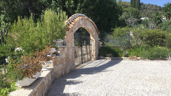 郝海东再晒豪宅：花园太大了，我活的太难了