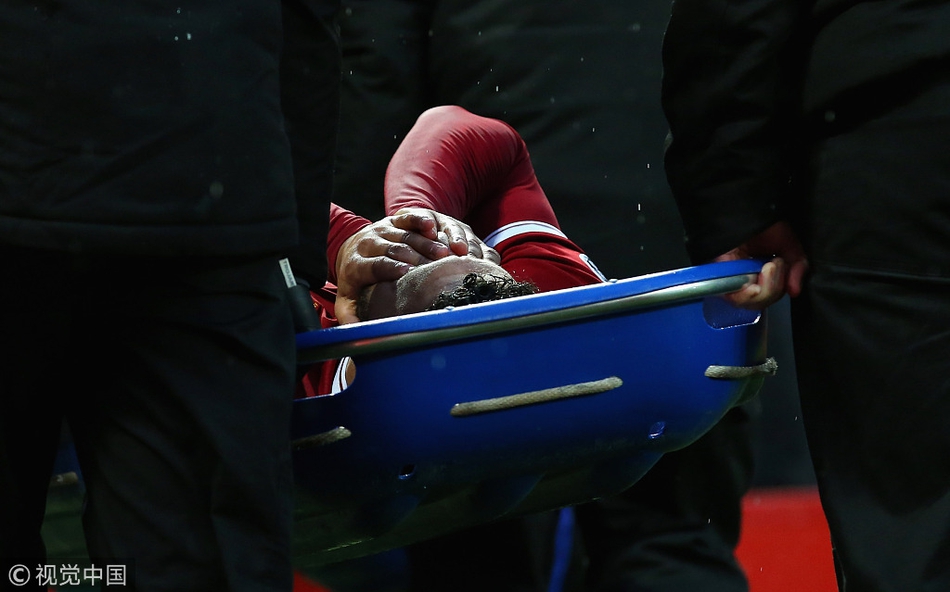 张伯伦受伤被担架抬出场