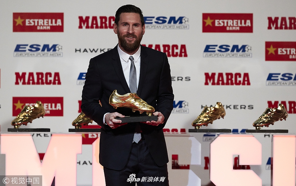 梅西领取个人第五座欧洲金靴奖杯