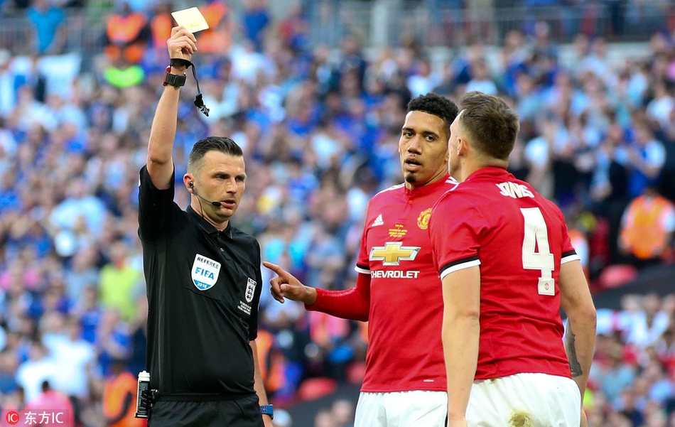 琼斯被黄牌警告