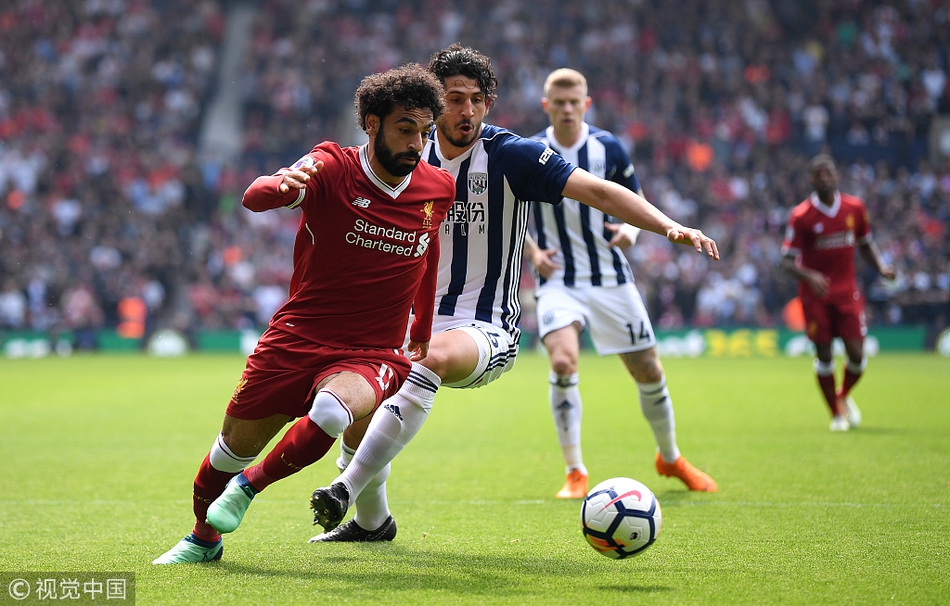 萨拉赫带球摆脱防守