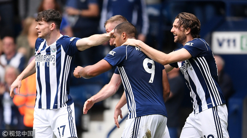 西布朗球员庆祝连追两球