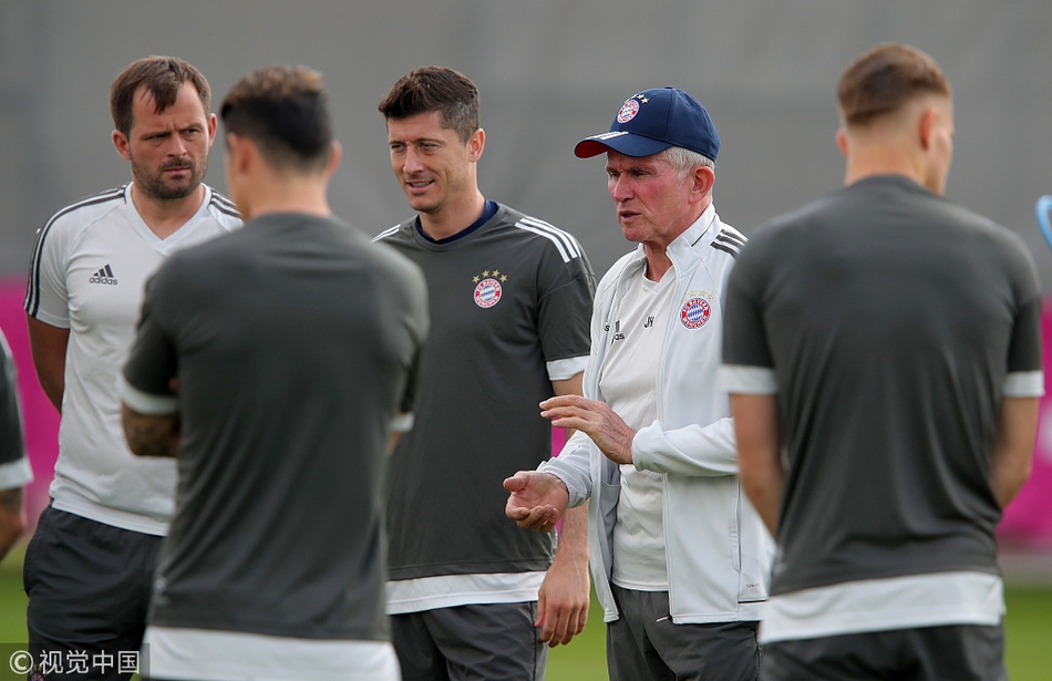 海因克斯指点莱万