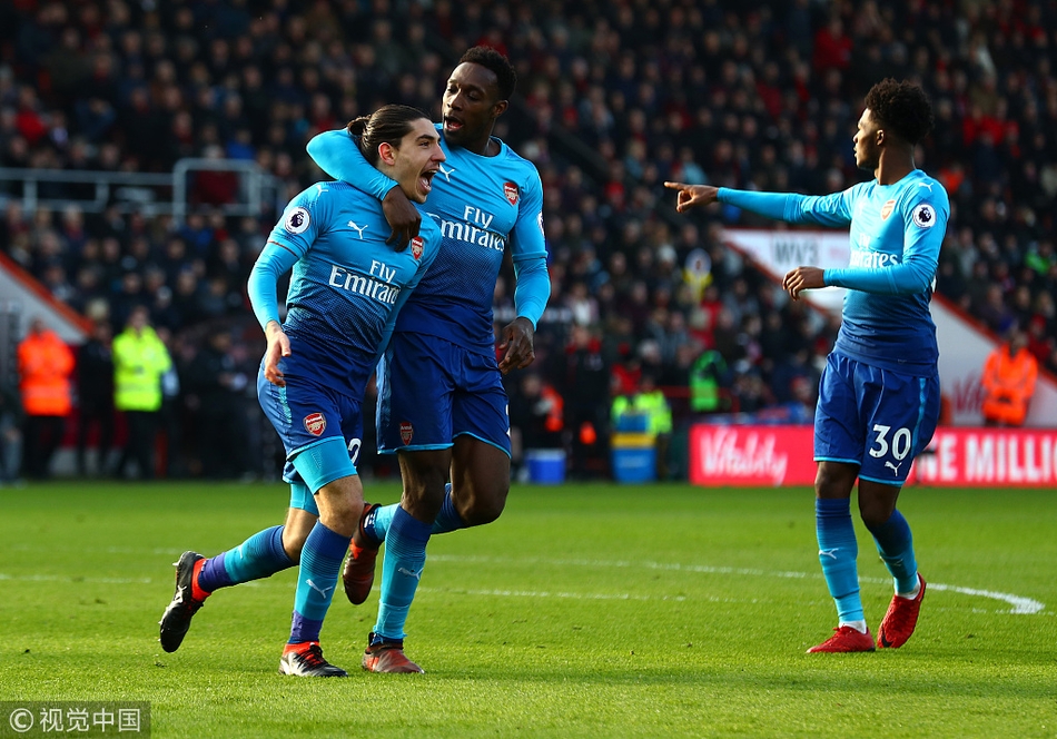 队友庆祝贝莱林进球