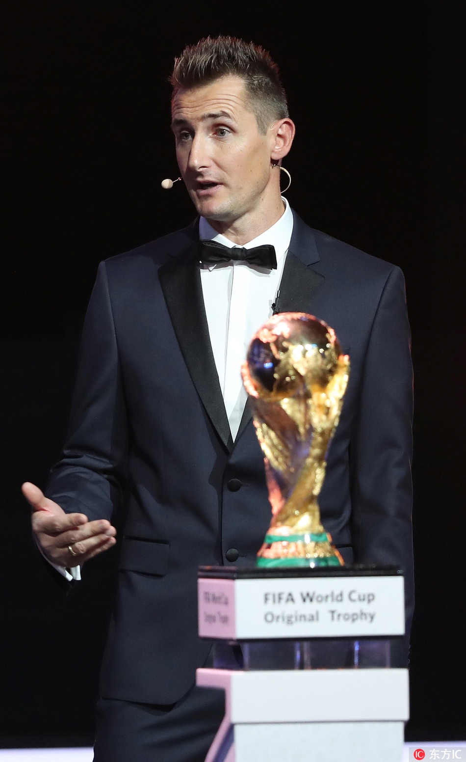 克洛泽携大力神杯亮相抽签仪式并发表讲话