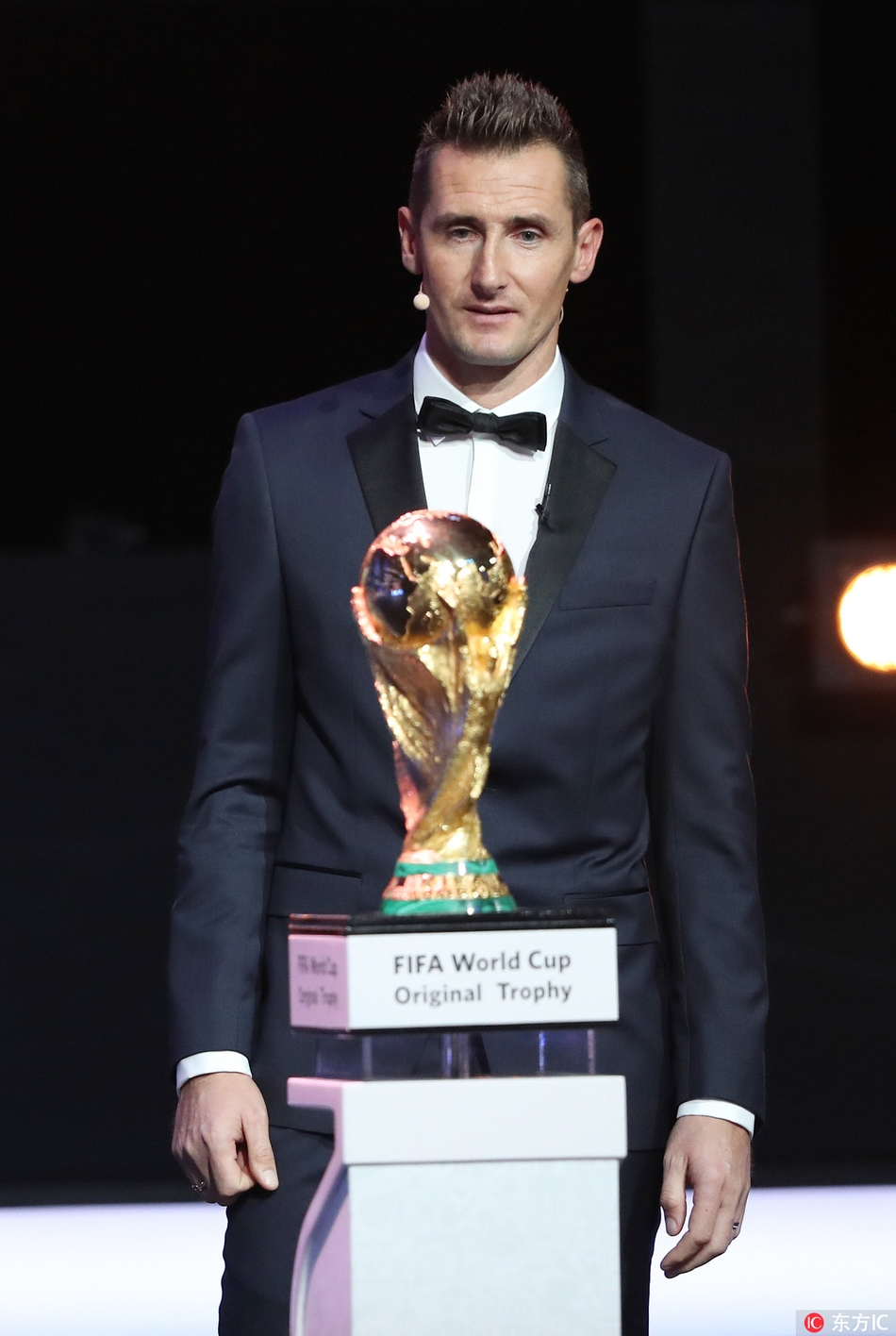 克洛泽携大力神杯亮相抽签仪式并发表讲话