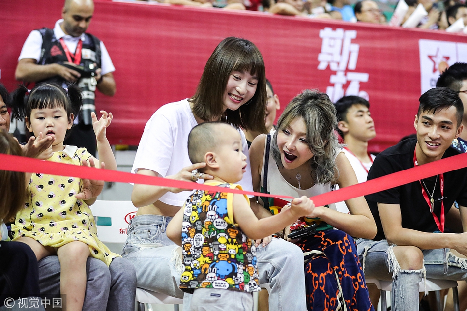 周鹏娇妻带娃助阵中国男篮蓝队