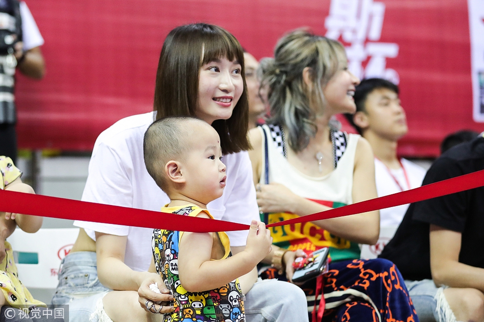 周鹏娇妻带娃助阵中国男篮蓝队