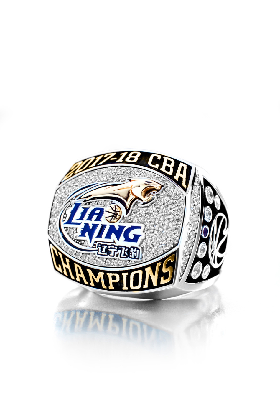 耀眼!辽宁男篮总冠军钻戒亮相
