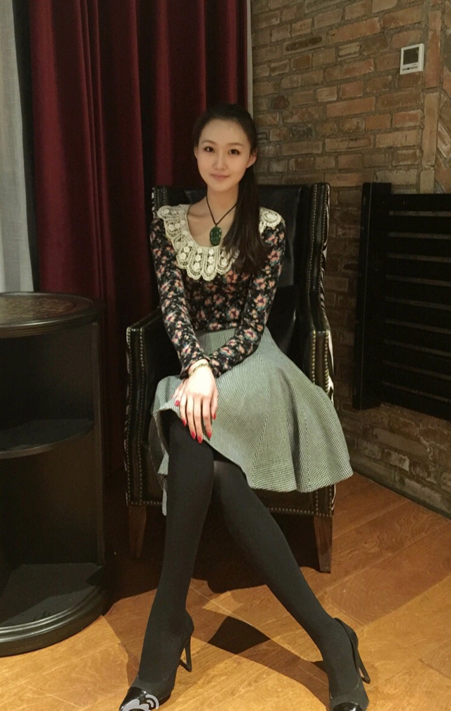 1/ 15广东队球员任骏飞与女友李圣领证结婚,任骏飞新婚娇妻是一位空姐