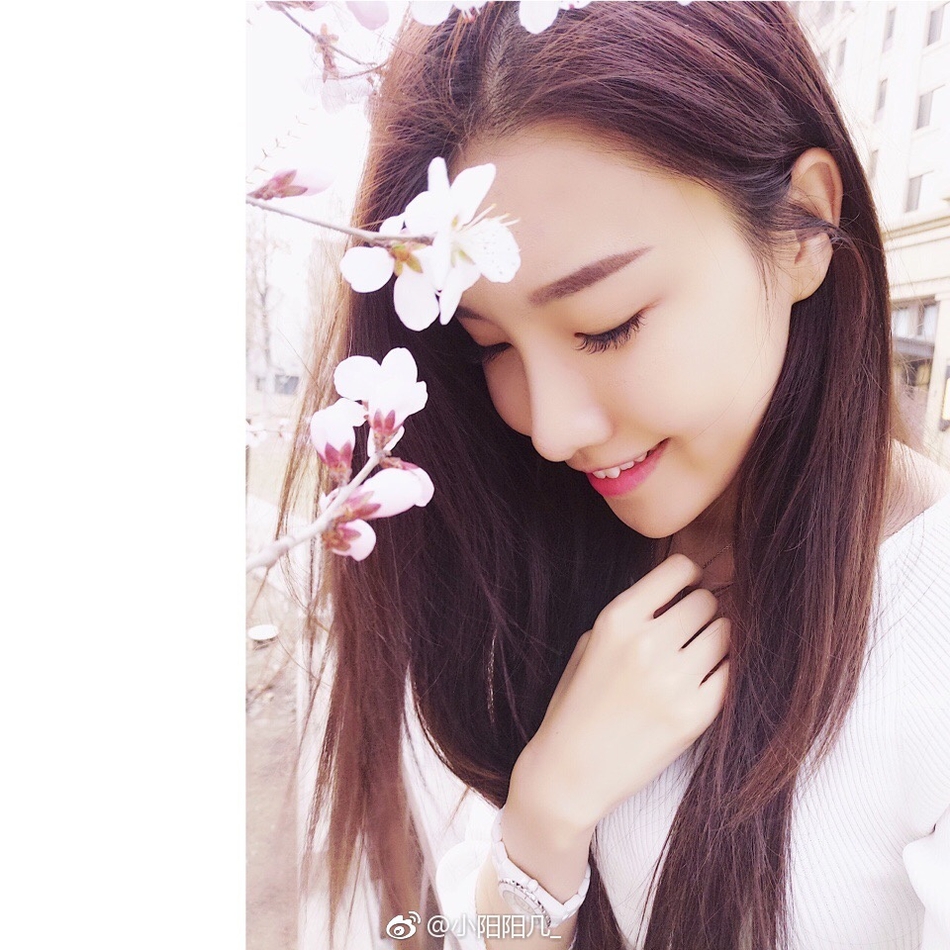 郭艾伦女友晒证书美腿吸睛