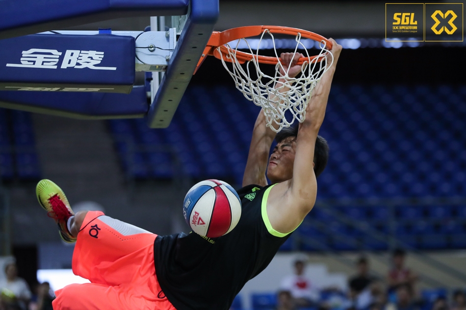 在最受关注的扣篮大赛中,扣篮帝陈登星以一次飞跃三人的滑翔暴扣闪亮