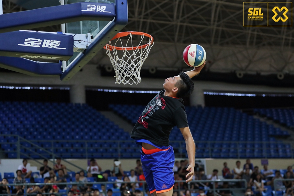 在最受关注的扣篮大赛中,扣篮帝陈登星以一次飞跃三人的滑翔暴扣闪亮