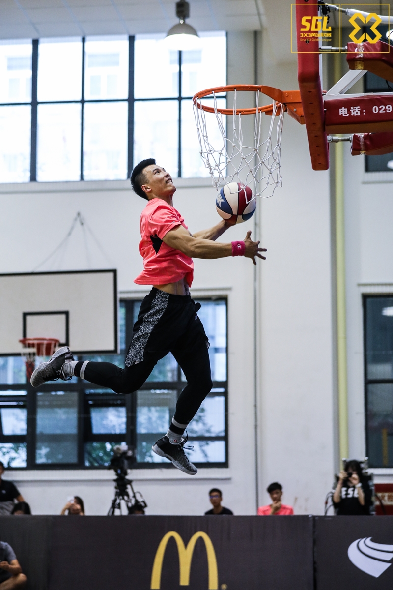 北京时间8月28日,3x3黄金联赛西安站,扣篮大赛中,矣进宏击败mic队友