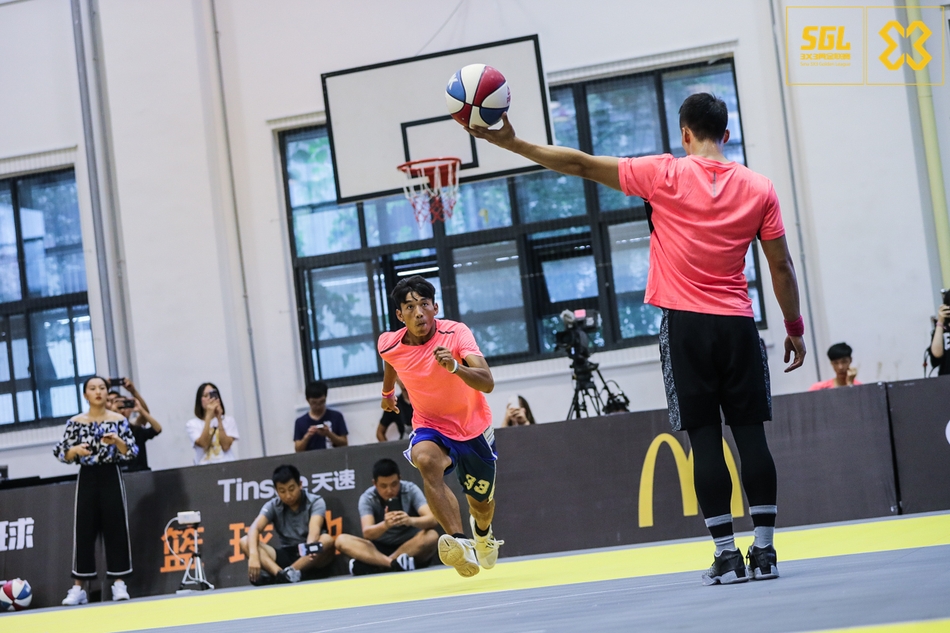 北京时间8月28日,3x3黄金联赛西安站,扣篮大赛中,矣进宏击败mic队友