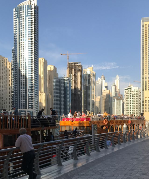 亚当斯晒迪拜度假照