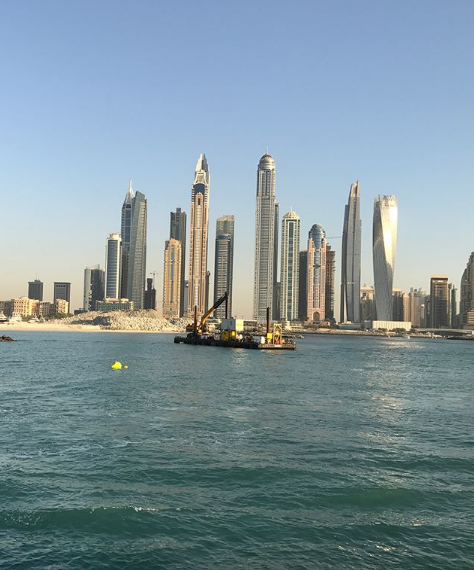 亚当斯晒迪拜度假照