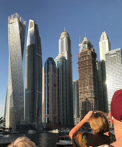 亚当斯晒迪拜度假照