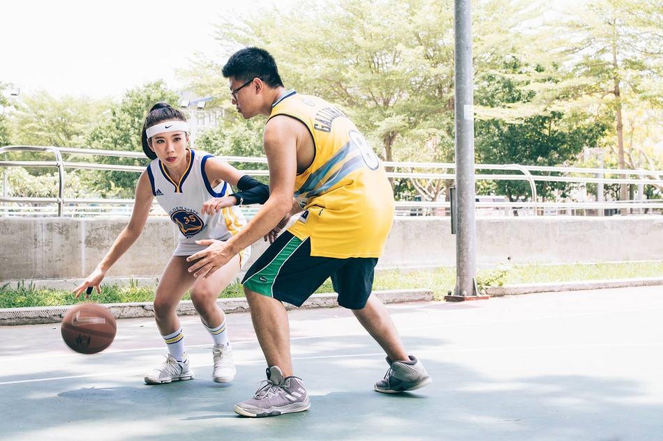 她身材火辣篮球竟也打这么好