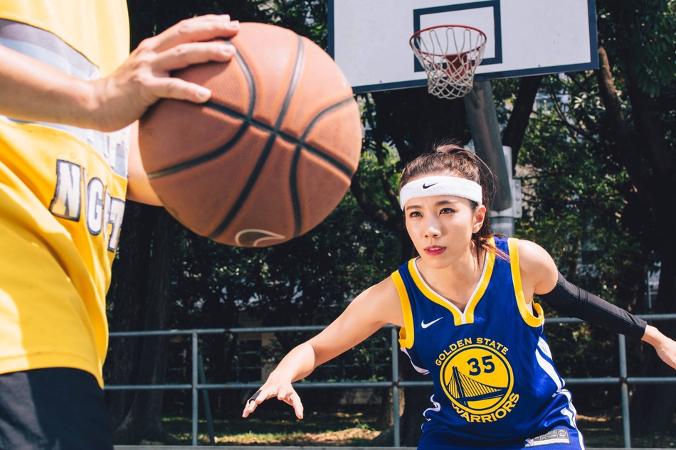 她身材火辣篮球竟也打这么好