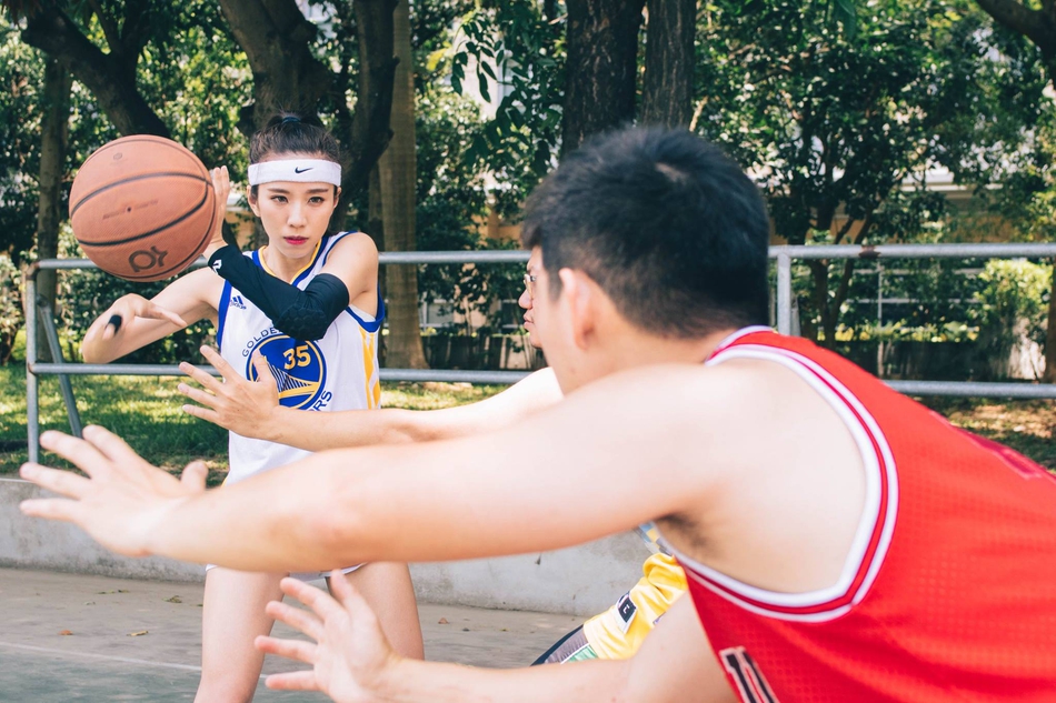 她身材火辣篮球竟也打这么好