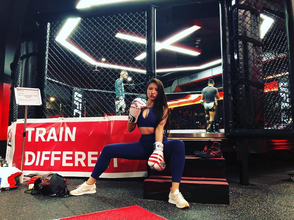 健身女神现场看篮球赛秒变迷妹