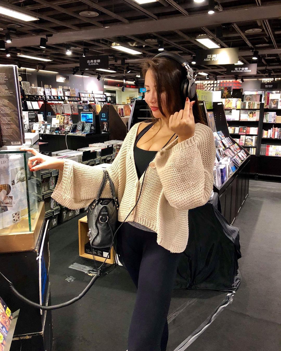 健身女神现场看篮球赛秒变迷妹