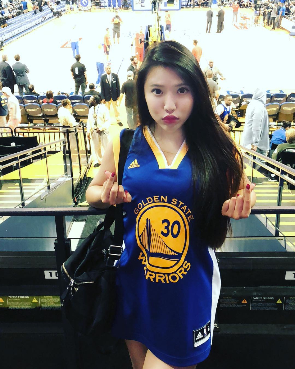 健身女神现场看篮球赛秒变迷妹