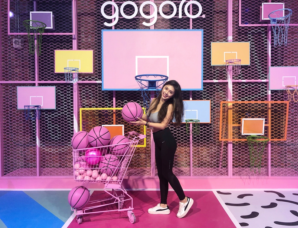 校篮球队女经理穿比基尼秀身材